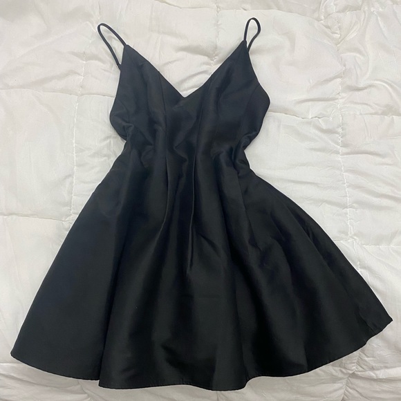 Pocketed party dress with spaghetti straps. Size large. Never worn - Picture 3 of 5